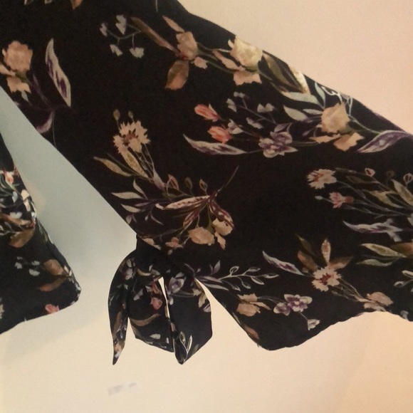 Dex - Black Floral  Bell Sleeves with Bow Size M - Picture 14 of 15